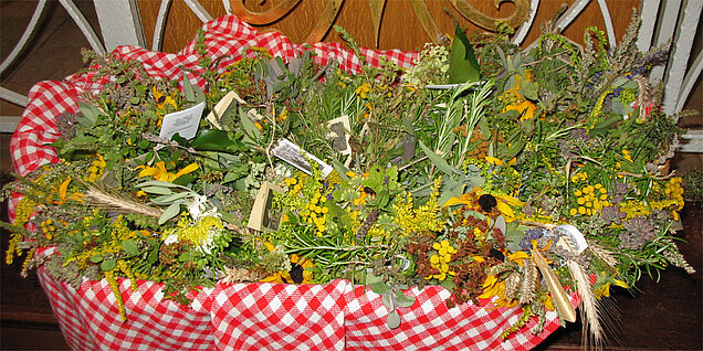 Ein Korb mit duftenden Kräutern - Foto: Herbert Zewen