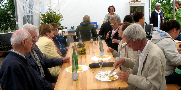 Nettes Ambiente beim Weinstand des Kapellenvereins - Foto: Herbert Zewen