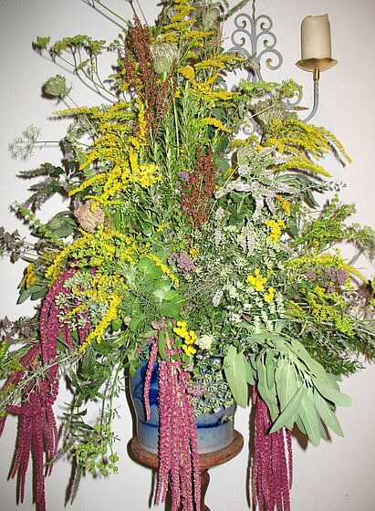 Ein Gesteck mit duftenden Kräutern - Foto: Herbert Zewen